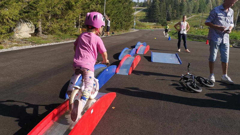 Övning med cykel på terrängvågor