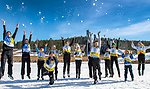 Alla på snö-ledare och barn kastar snö upp i luften. Foto: Trons.