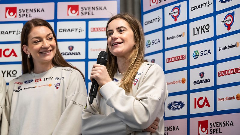 Moa Ilar och Ebba Andersson under den gemensamma pressträffen. Foto: Bildbyrån. 