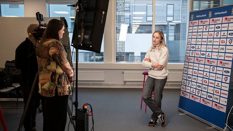 Linn Svahn intervjuas av SVT. Foto: Bildbyrån. 